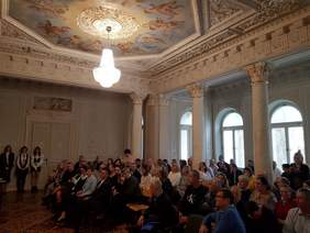 Pokaż zdjęcie: Uczestnicy Wielkopolskiej Gali XXI edycji konkursu plastycznego „Sztuka Osób Niepełnosprawnych” zasłuchani w koncercie fortepianowym w wykonaniu uczniów Państwowego Liceum Sztuk Plastycznych w Kościelcu