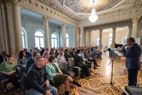 Pokaż zdjęcie: Uczestnicy Wielkopolskiej Gali XX edycji konkursu plastycznego „Sztuka Osób Niepełnosprawnych”