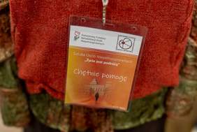 Pokaż zdjęcie: Identyfikator wolontariusza podczas Wielkopolskiej Gali XXI edycji konkursu plastycznego „Sztuka Osób Niepełnosprawnych