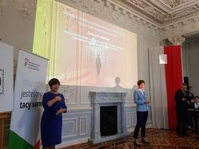 Pokaż zdjęcie: Wielkopolska Gala XXI edycji konkursu plastycznego „Sztuka Osób Niepełnosprawnych” z tłumaczeniem na język migowy, prowadzona przez dziennikarza Radia Poznań