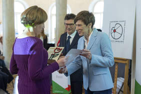 Pokaż zdjęcie: Wręczenie nagród, w tym także statuetki laureatowi konkursu plastycznego „Sztuka Osób Niepełnosprawnych” za zdobycie I miejsca w kategorii rysunek i grafika przez Annę Skupień, dyrektor Oddziału Wielkopolskiego PFRON