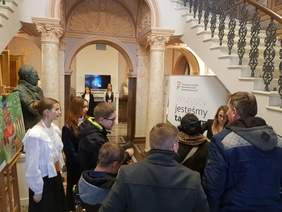 Pokaż zdjęcie: Punkt mobilny Centrum Informacyjno-Doradczego dla Osób z Niepełnosprawnością (CIDON) towarzyszący Wielkopolskiej Gali XXI edycji konkursu plastycznego „Sztuka Osób Niepełnosprawnych”