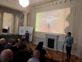 Pokaż zdjęcie: Uroczyste otwarcie Wielkopolskiej Gali XXI edycji konkursu plastycznego „Sztuka Osób Niepełnosprawnych” przez Annę Skupień, dyrektor Oddziału Wielkopolskiego PFRON