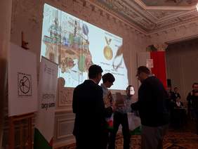 Pokaż zdjęcie: Wręczenie nagród, w tym statuetek laureatom konkursu plastycznego „Sztuka Osób Niepełnosprawnych” za zdobycie I miejsca w kategorii rzeźba kameralna i płaskorzeźba przez Annę Skupień, dyrektor Oddziału Wielkopolskiego PFRON