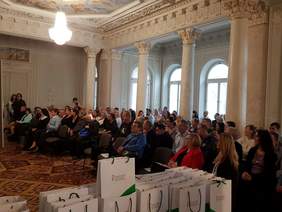 Pokaż zdjęcie: Uczestnicy Wielkopolskiej Gali XXI edycji konkursu plastycznego „Sztuka Osób Niepełnosprawnych” w oczekiwaniu na ogłoszenie wyników