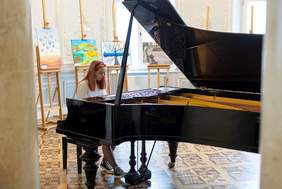 Pokaż zdjęcie: Koncert fortepianowy w wykonaniu uczennicy Państwowego Liceum Sztuk Plastycznych w Kościelcu